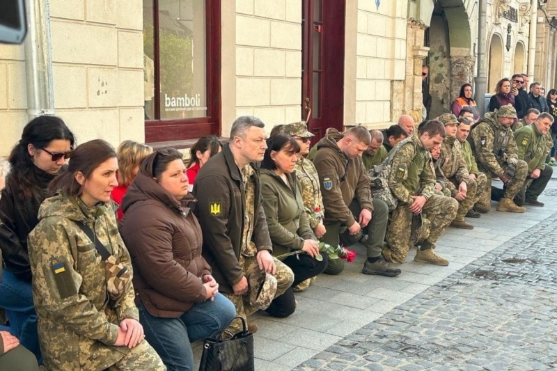 Вiльнолюбые львовяне перед трупом зарезанного ТЦКашника