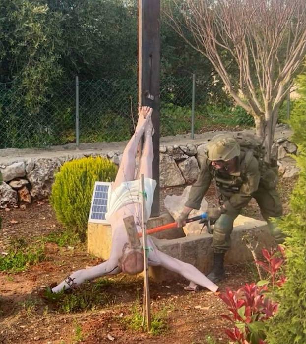 Израильский солдат разбивает кувалдой голову статуи Иисуса в Ливане