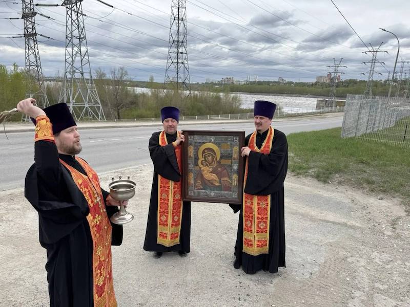 В Перми провели крестный ход, чтобы «избавиться от напасти» беспилотников В Перми провели крестный ход, чтобы «избавиться от напасти» беспилотников