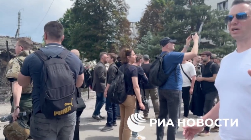 Иностранные журналисты осматривают место трагедии в Старобельске Иностранные журналисты осматривают место трагедии в Старобельске