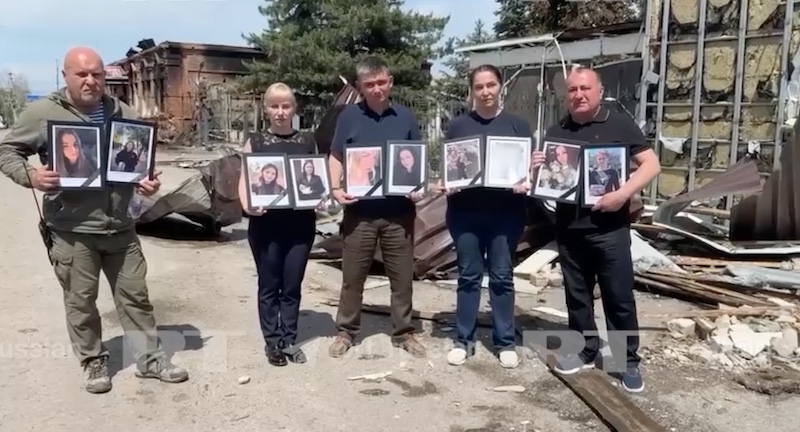 Иностранные журналисты осматривают место трагедии в Старобельске Иностранные журналисты осматривают место трагедии в Старобельске