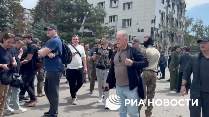 Иностранные журналисты осматривают место трагедии в Старобельске Иностранные журналисты осматривают место трагедии в Старобельске