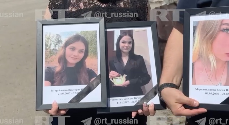 Иностранные журналисты осматривают место трагедии в Старобельске Иностранные журналисты осматривают место трагедии в Старобельске