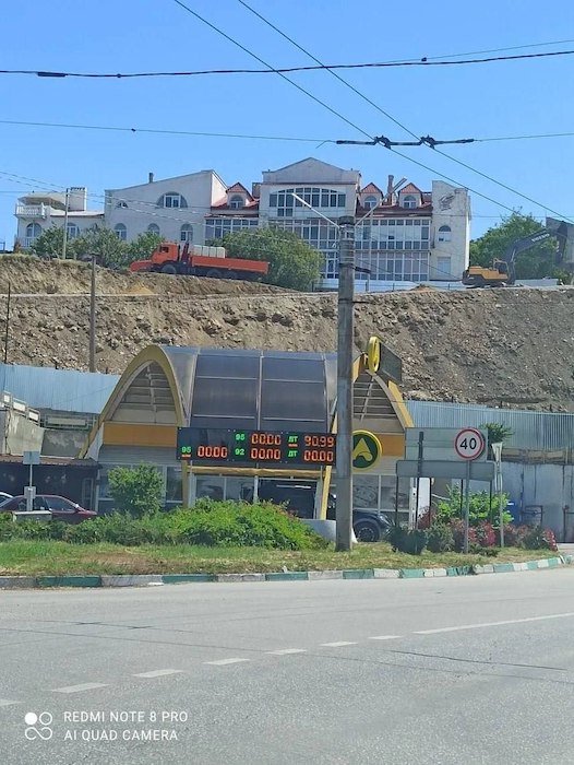 В Крыму продают бензин АИ-95 только по талонам В Крыму продают бензин АИ-95 только по талонам