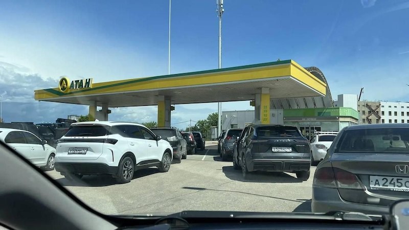 В Крыму продают бензин АИ-95 только по талонам В Крыму продают бензин АИ-95 только по талонам