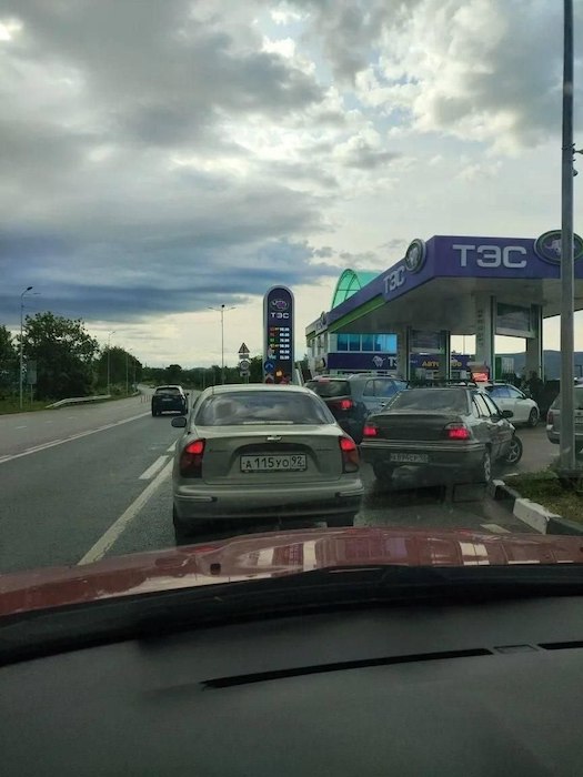 В Крыму продают бензин АИ-95 только по талонам В Крыму продают бензин АИ-95 только по талонам