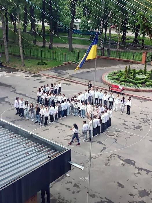 В Виннице в честь дня вышиванки школьников построили в форме свастики В Виннице в честь дня вышиванки школьников построили в форме свастики