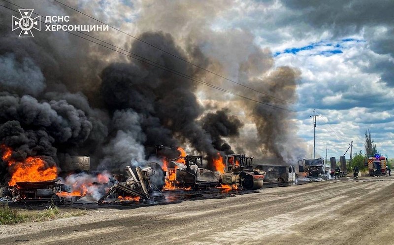 В оккупированном Херсоне горит вражеская техника В оккупированном Херсоне горит вражеская техника