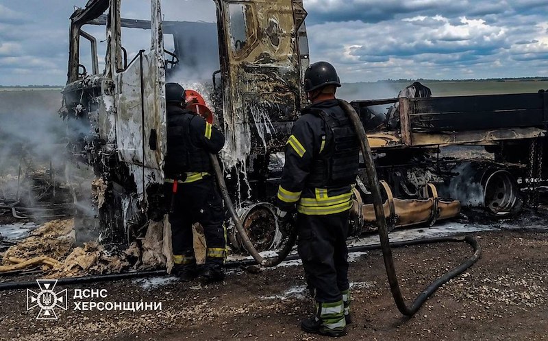 В оккупированном Херсоне горит вражеская техника В оккупированном Херсоне горит вражеская техника