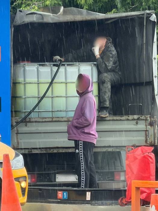 Запасливые москвичи закупают бензин Запасливые москвичи закупают бензин