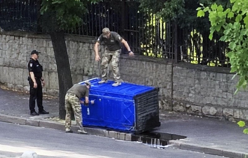 Людоловы добывают украинца из биотуалета Людоловы добывают украинца из биотуалета