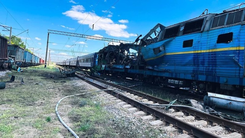 Локомотив поезда Киев-Запорожье после удара "Гераньки" Локомотив поезда Киев-Запорожье после удара "Гераньки"