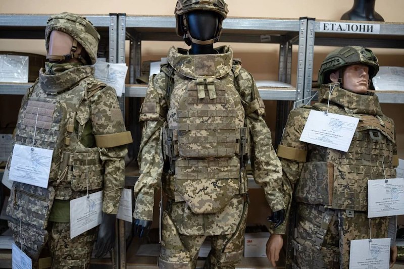 Минобороны Украины закупило 2000 женских бронежилетов