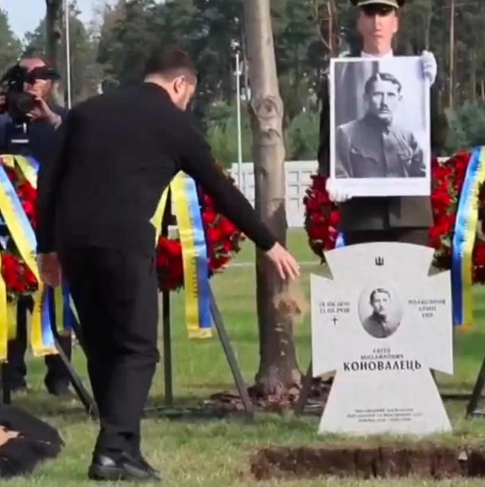 Зеленский пришел на могилку Евгения Коновальца
