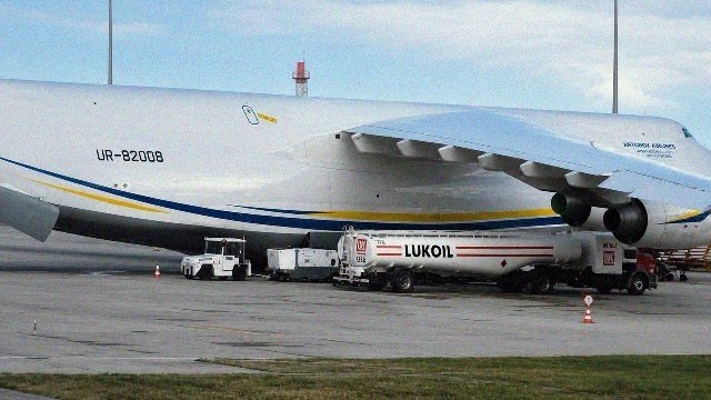 Лукойл заправляет украинский самолет в Болгарии