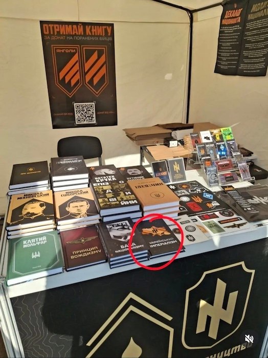 Скандал в штабе ВСУ: на фото с министром обороны заметили карту с территориями стран Европы Скандал в штабе ВСУ: на фото с министром обороны заметили карту с территориями стран Европы
