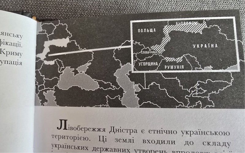 Скандал в штабе ВСУ: на фото с министром обороны заметили карту с территориями стран Европы Скандал в штабе ВСУ: на фото с министром обороны заметили карту с территориями стран Европы