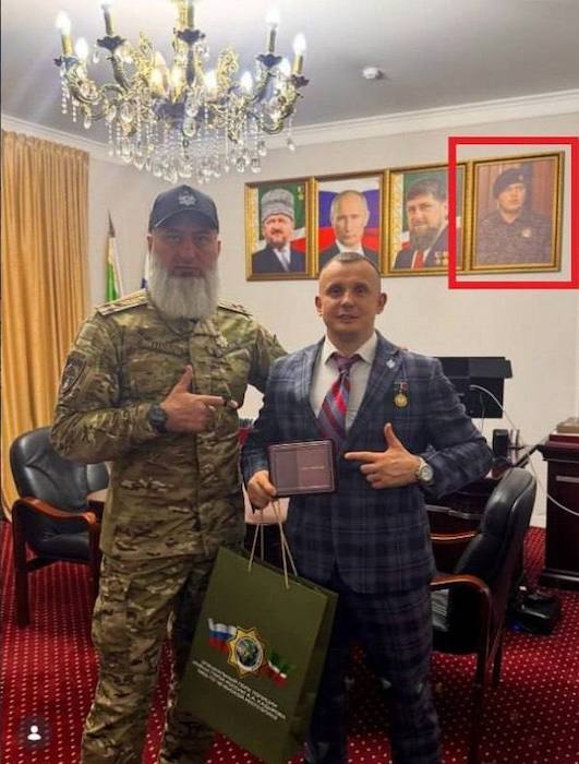 Портреты Адама Кадырова начали вешать в Чечне рядом с Путиным