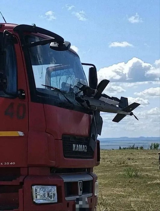 Дрон влетел в кабину КамАЗа на трассе