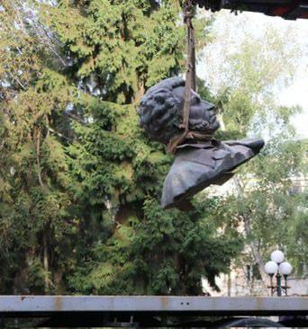 В Полтаве снесли памятник Пушкину и поставили "бюст" Шекспира В Полтаве снесли памятник Пушкину и поставили "бюст" Шекспира