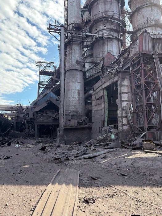 Каменское. Последствия прилётов по заводу "Каметсталь" Каменское. Последствия прилётов по заводу "Каметсталь"