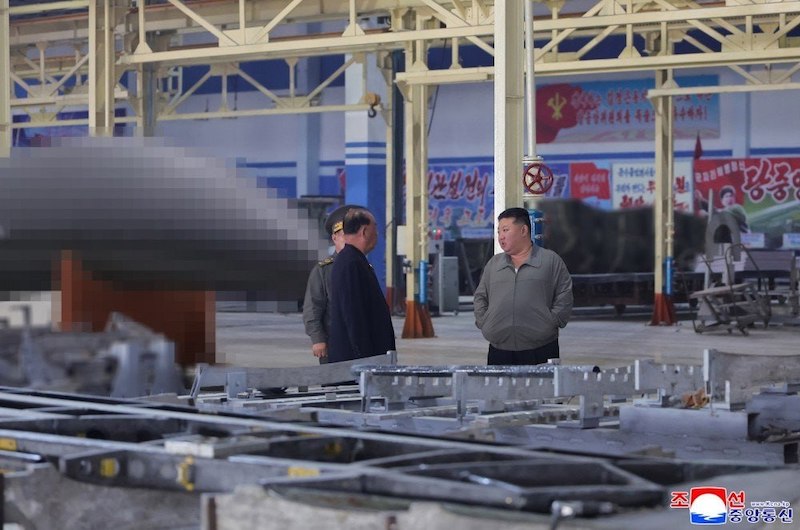 Товарищ Ким осмотрел завод по производству БПЛА Товарищ Ким осмотрел завод по производству БПЛА