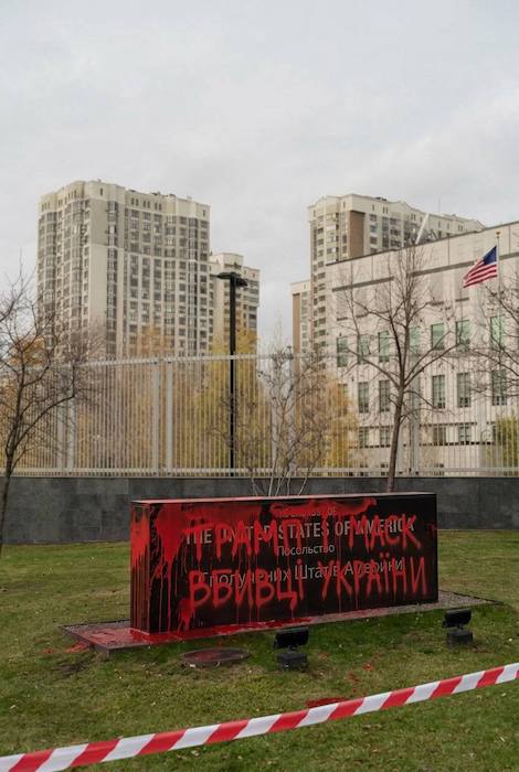 В Киеве испоганили каменную стелу около посольства США