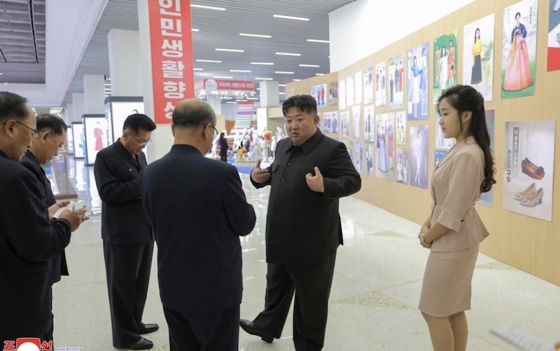 Ким Чен Ын в коме? ЦТАК опровергло вброс The Sun кадрами из Пхеньяна Ким Чен Ын в коме? ЦТАК опровергло вброс The Sun кадрами из Пхеньяна