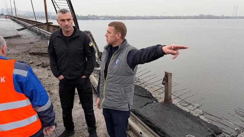 По Южному мосту в Киеве нанесён удар По Южному мосту в Киеве нанесён удар