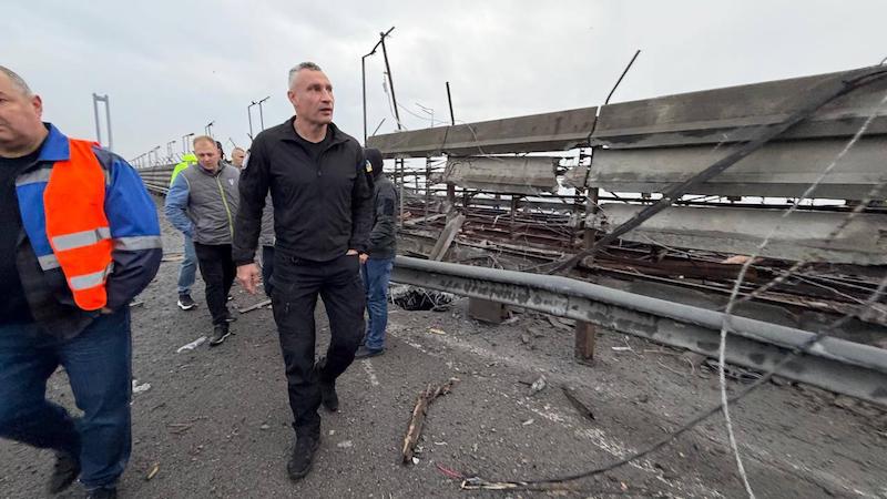 По Южному мосту в Киеве нанесён удар По Южному мосту в Киеве нанесён удар